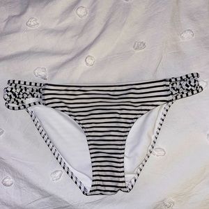Stripped bathing suit bottoms w/ side detail